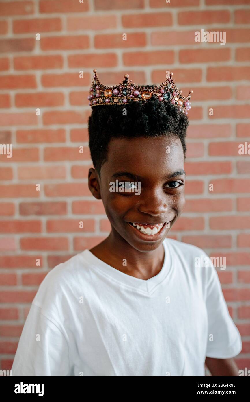 Albern vor Teenager afroamerikanischen Jungen trägt Schmuck Tiara Stockfoto