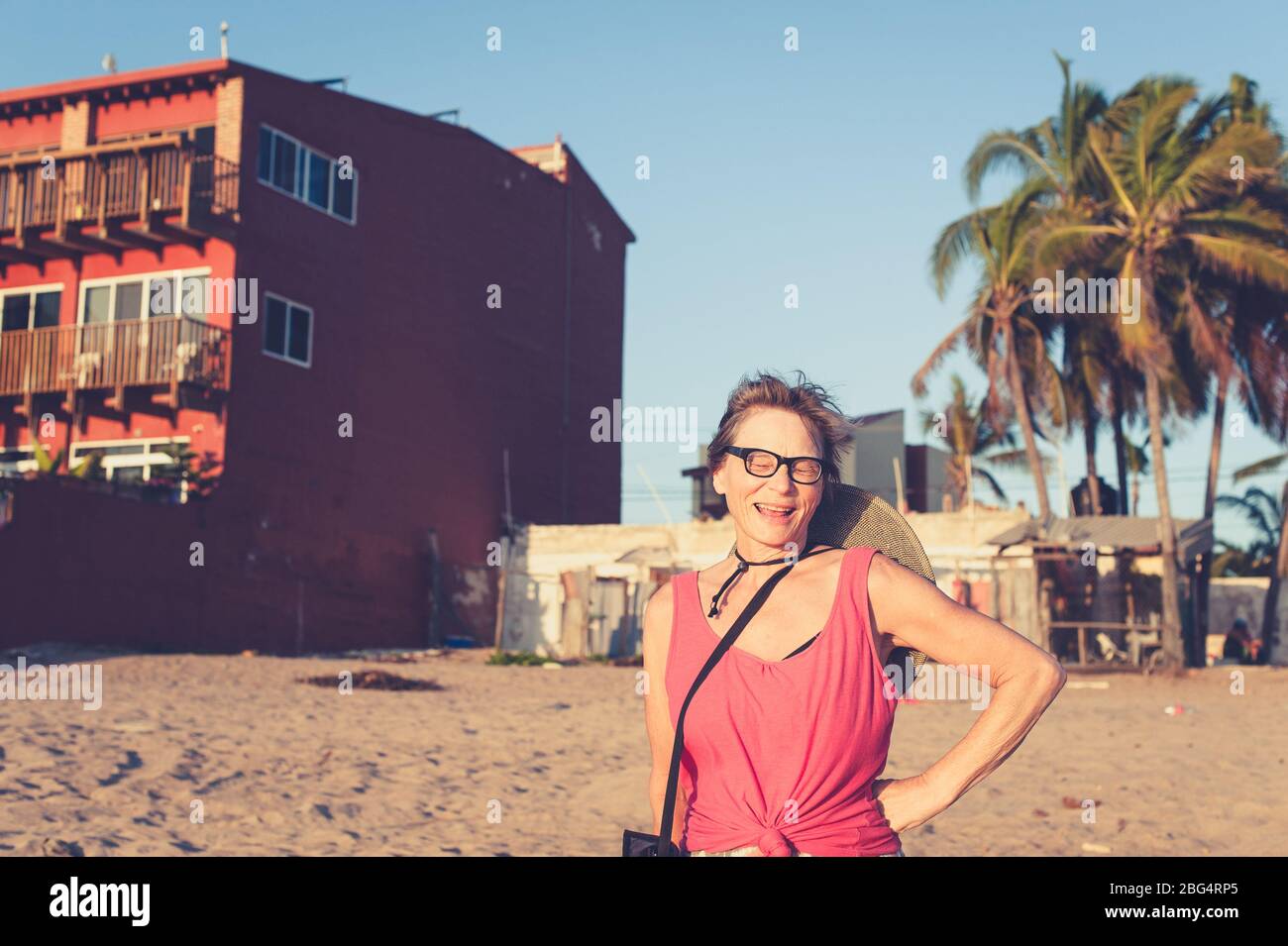Rentnerin genießt den Sonnenuntergang am Strand in Mexiko Stockfoto