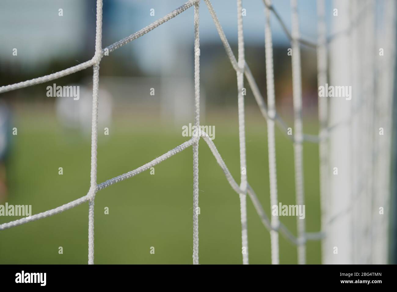 Fußball oder Fußball-Netz Hintergrund, Blick von hinter dem Tor mit Unschärfe Stockfoto
