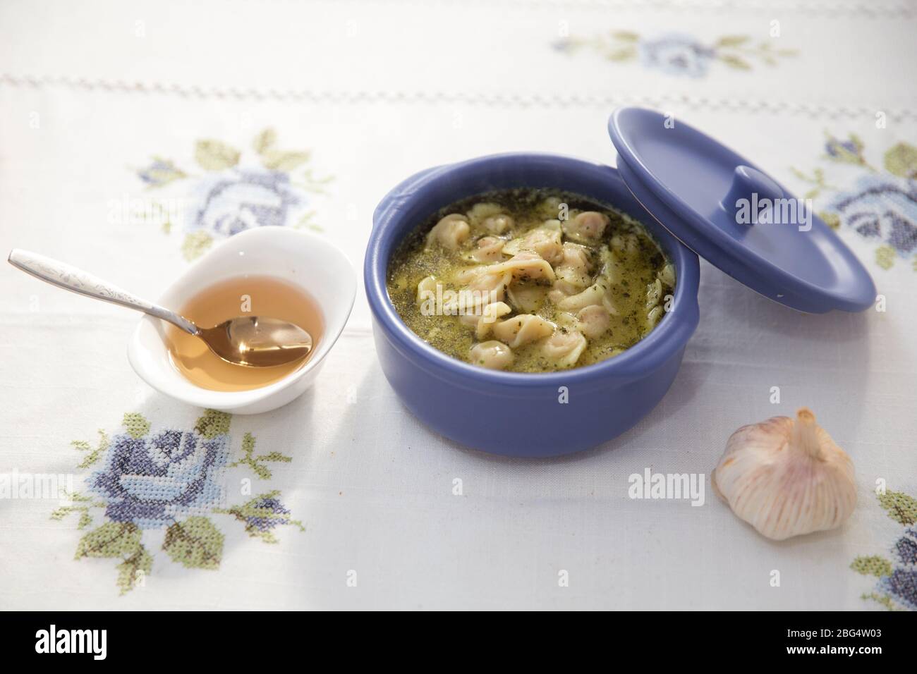 Chuchpara, eine Art Knödel, der in Zentralasien beliebt ist, Kirgisistan, Aserbaidschan Küche, traditionelle verschiedene Gerichte, Draufsicht. Traditionell Stockfoto