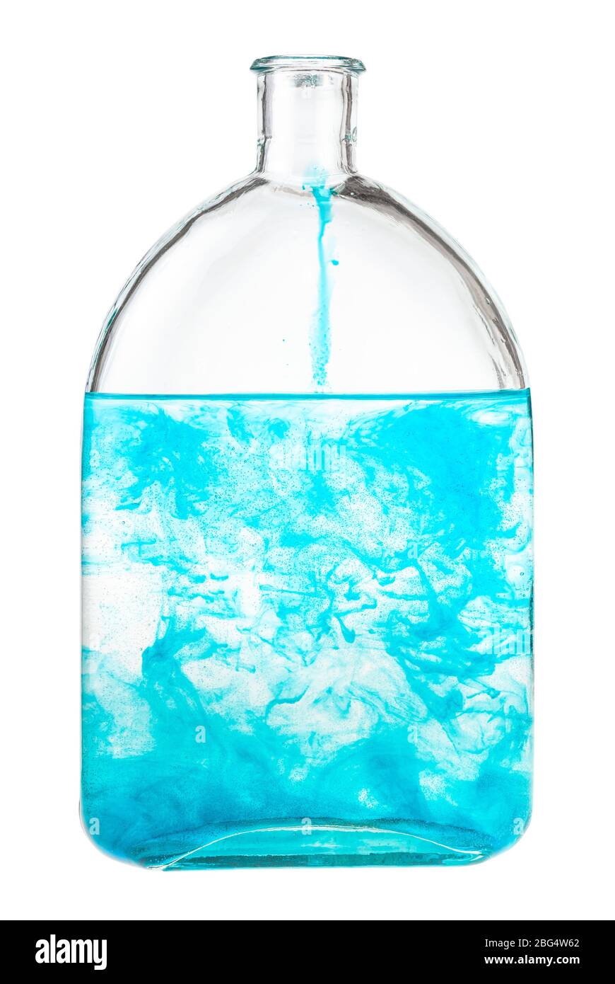 Blaues Aquarell löst sich in Wasser in der Flasche auf weißem Hintergrund isoliert Stockfoto