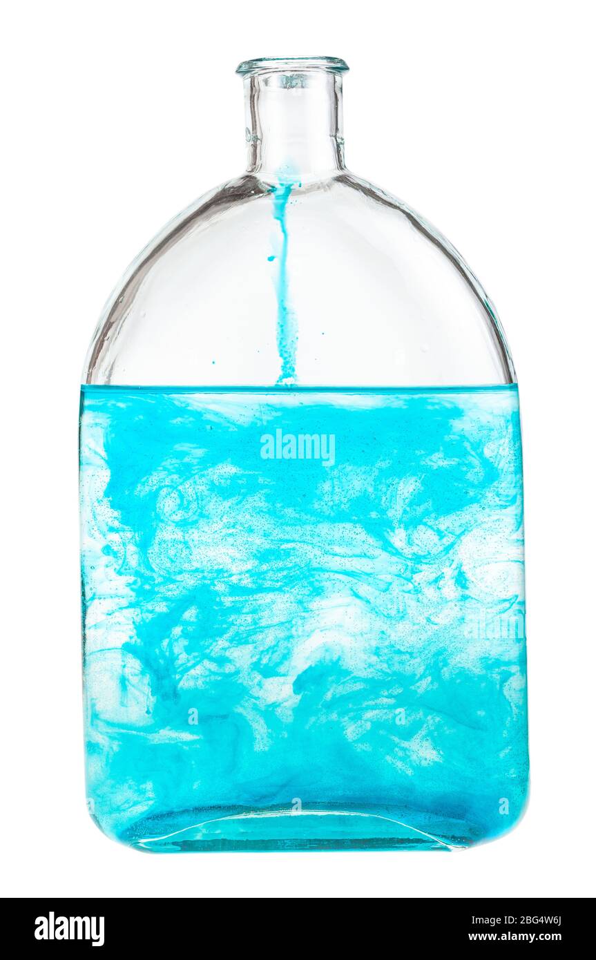 Blauer Farbstoff löst sich in Wasser in der Flasche auf weißem Hintergrund isoliert Stockfoto