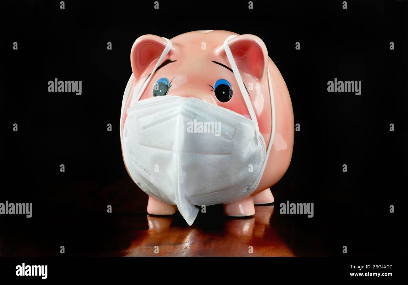 Sparschwein mit N95 Gesichtsmaske für Virusausbruch. Stockfoto