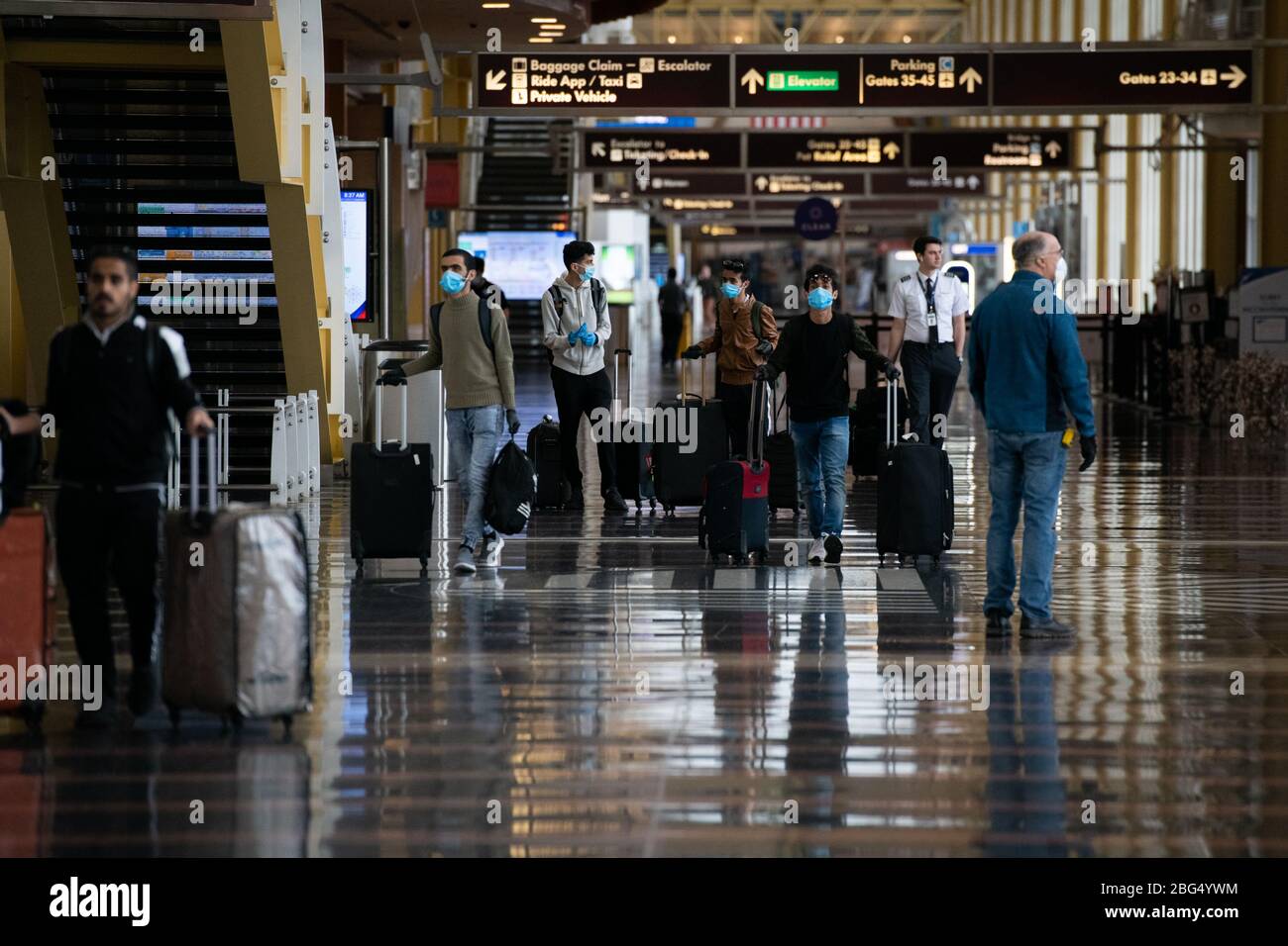 Washington, USA. April 2020. Reisende laufen am 20. April 2020 inmitten der Coronavirus-Pandemie durch den Ronald Reagan Washington National Airport in der Nähe von Washington, DC. Am Wochenende wurden die Verhandlungen im Kongress über einen zusätzlichen Konjunkturvorschlag als Reaktion auf den sich verschärfenden COVID-19-Ausbruch fortgesetzt, als Präsident Trump landesweite Demonstranten ermutigte, die demonstrierten, die Wirtschaft wieder zu öffnen und soziale Distanzierungsmaßnahmen zu beenden. (Graeme Sloan/Sipa USA) Credit: SIPA USA/Alamy Live News Stockfoto