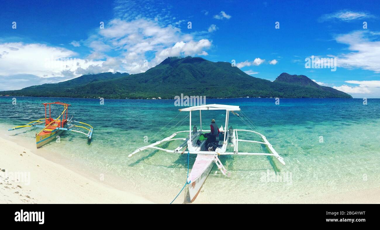 Outrigger Boote auf White Island, Camiguin, Philippinen. White Island ist eine unbewohnte weiße Sandbank, die etwa 1.4 Kilometer vor der Küste liegt Stockfoto