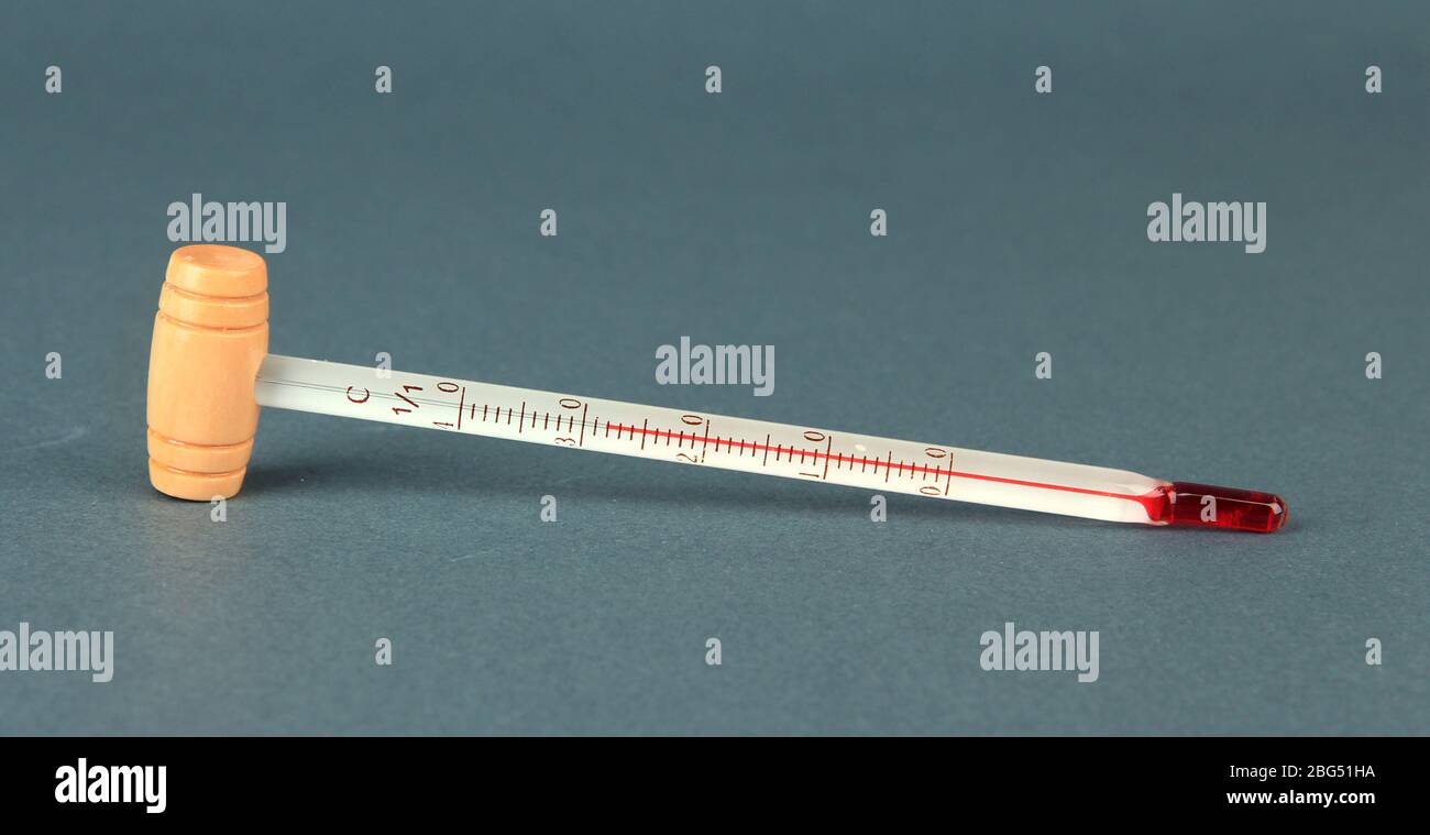 Nach Hause brauen von Bier - wesentliche Instrumente, Thermometer und  Hygrometer zur Messung der Alkoholgehalt Stockfotografie - Alamy