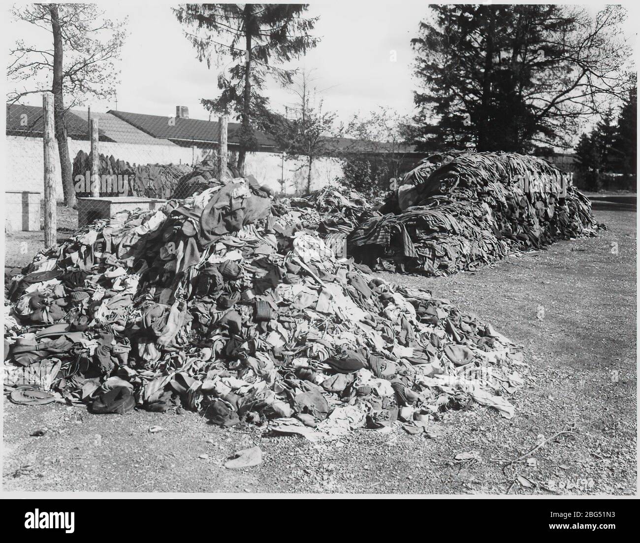 Dokumentation zum Zweiten Weltkrieg. Kleidung, die einst Gefangenen des Konzentrationslagers Dachau gehörte, die kürzlich von US-Truppen befreit wurden, April 1945. Stockfoto