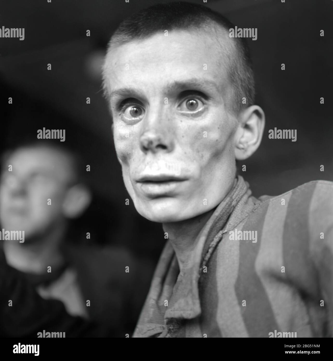 Dokumentation zum Zweiten Weltkrieg. Gefangener des KZ Dachau kurz nach seiner Befreiung durch die US-Streitkräfte im April 1945. Stockfoto
