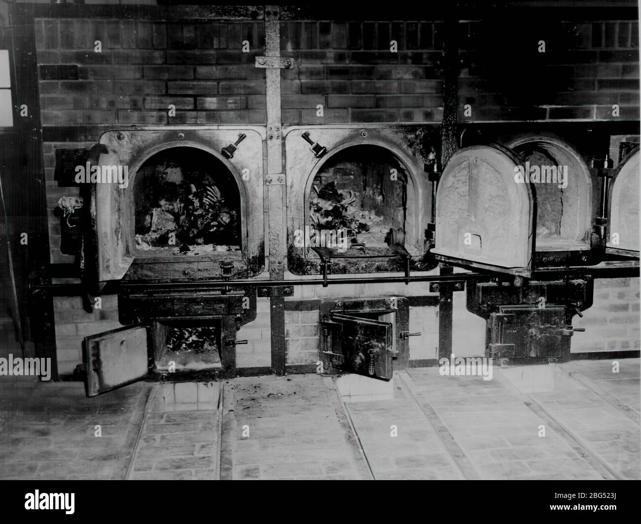 Dokumentation zum Zweiten Weltkrieg. Die Knochen der Opfer liegen bei der Ankunft der US-Truppen im April 1945 in den Krematorien des KZ Buchenwald. Stockfoto