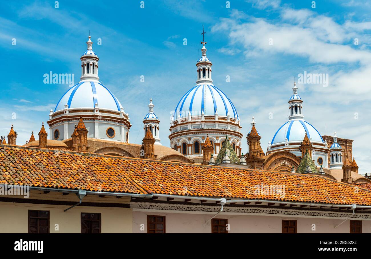 Kuppeln der neuen Kathedrale mit Mosaikfliesen in Cuenca an einem Sommertag, Provinz Azuay, Ecuador. Stockfoto