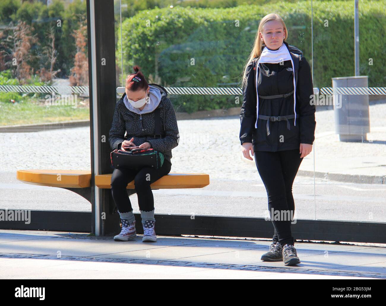 Drazdany, Deutschland. April 2020. Die Stadtverwaltung gibt Gesichtsmasken aus in Dresden, Deutschland, 20. April 2020. Sachsen wird zum ersten deutschen Staat, der das Tragen einer Gesichtsmaske verpflichtend macht. Ab Montag ist das Tragen eines Mund- und Nasenschutzes in Geschäften, öffentlichen Verkehrsmitteln und Supermärkten obligatorisch. Quelle: Martin Weiser/CTK Photo/Alamy Live News Stockfoto