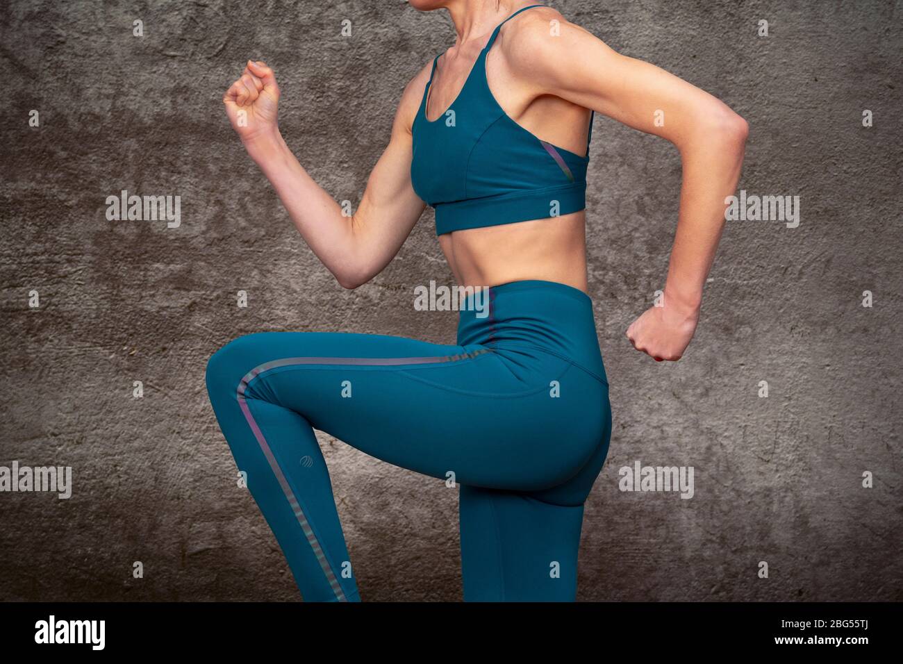 Nahaufnahme einer sportlichen Frau, die auf der Stelle läuft Stockfoto