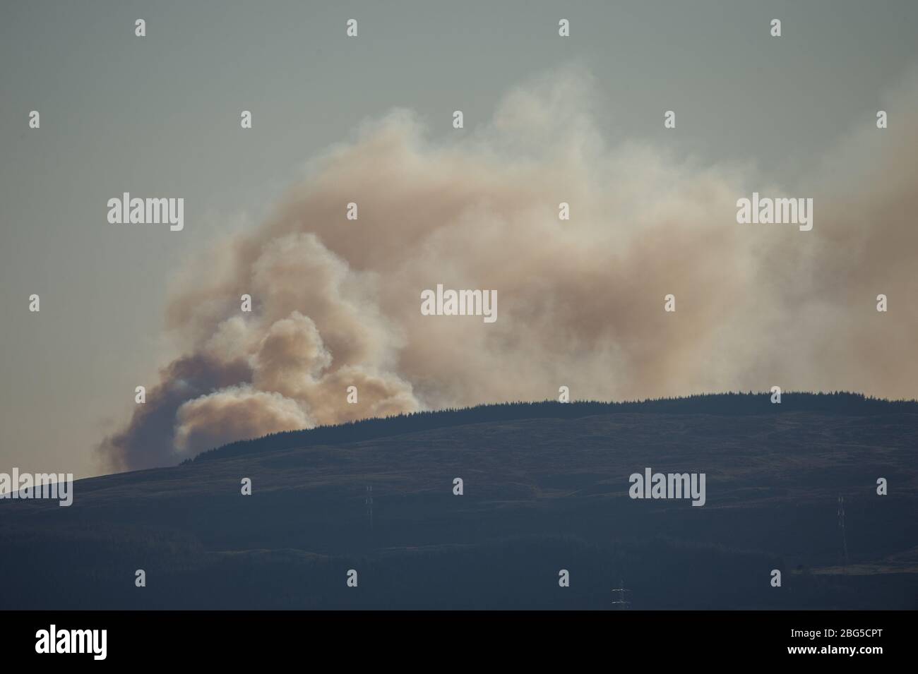 Lennoxtown, Großbritannien. April 2020. Im Bild: Riesige Rauchwolken bilden ein gewaltiges Waldfeuer, das wie außer Kontrolle scheint und über den Kilpatrick-Hügeln in Glasgow brennt. Quelle: Colin Fisher/Alamy Live News Stockfoto