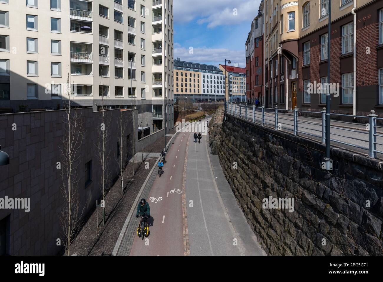 "Baana" ist eine Route für Radtouren und Spaziergänge durch die Innenstadt von Helsinki. Route ist beliebt bei Arbeits- und Freizeitverkehr. Stockfoto
