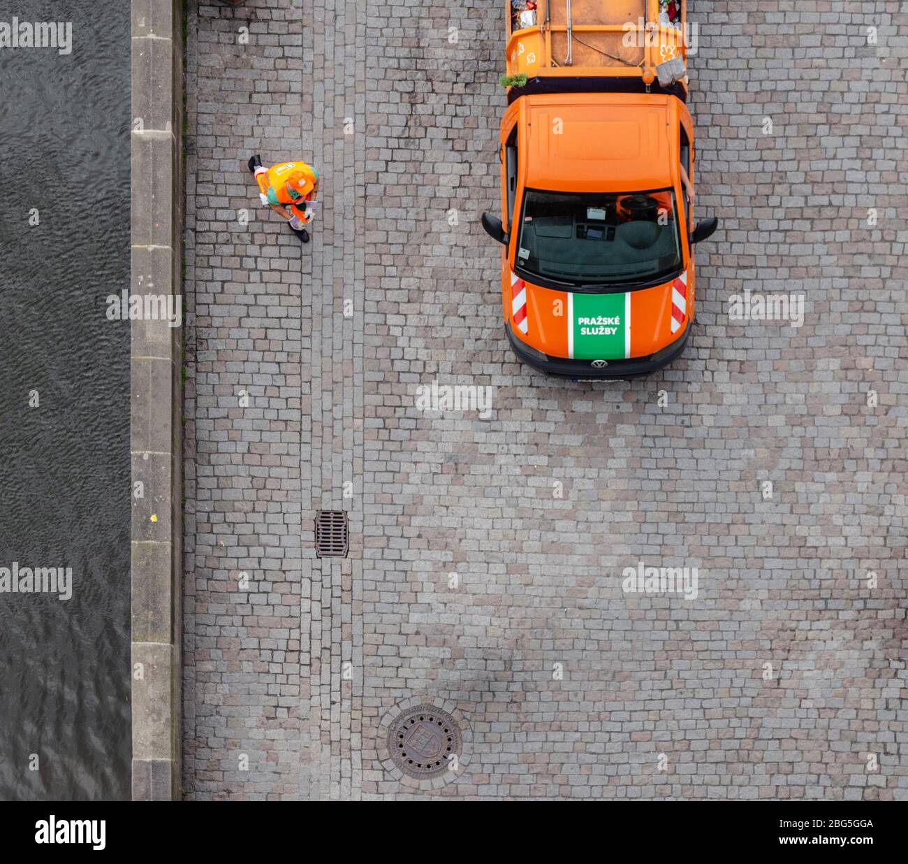 Blick von der Spitze der Altstadt Brücke Turm eines Pražské služby (Prager Dienste) Müllwagen warten und Arbeiter in Aktion in Prag, Tschechische Republik. Stockfoto