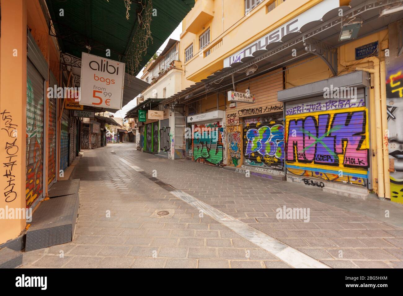 Leere Straße und geschlossene Geschäfte in der Innenstadt von Athen, im Monastiraki-Viertel, während der Sperrung wegen des Coronavirus-Ausbruchs. Stockfoto