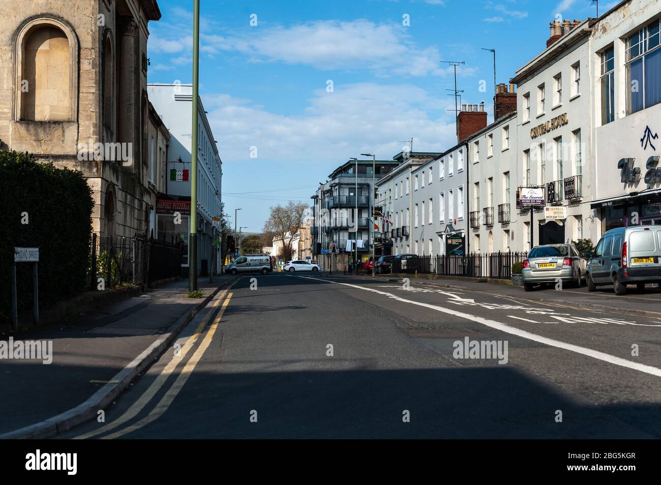 Cheltenham High Street während der Coronavirus-Pandemie. Alle bis auf wesentliche Geschäfte bleiben auf absehbare Zeit geschlossen. Stockfoto