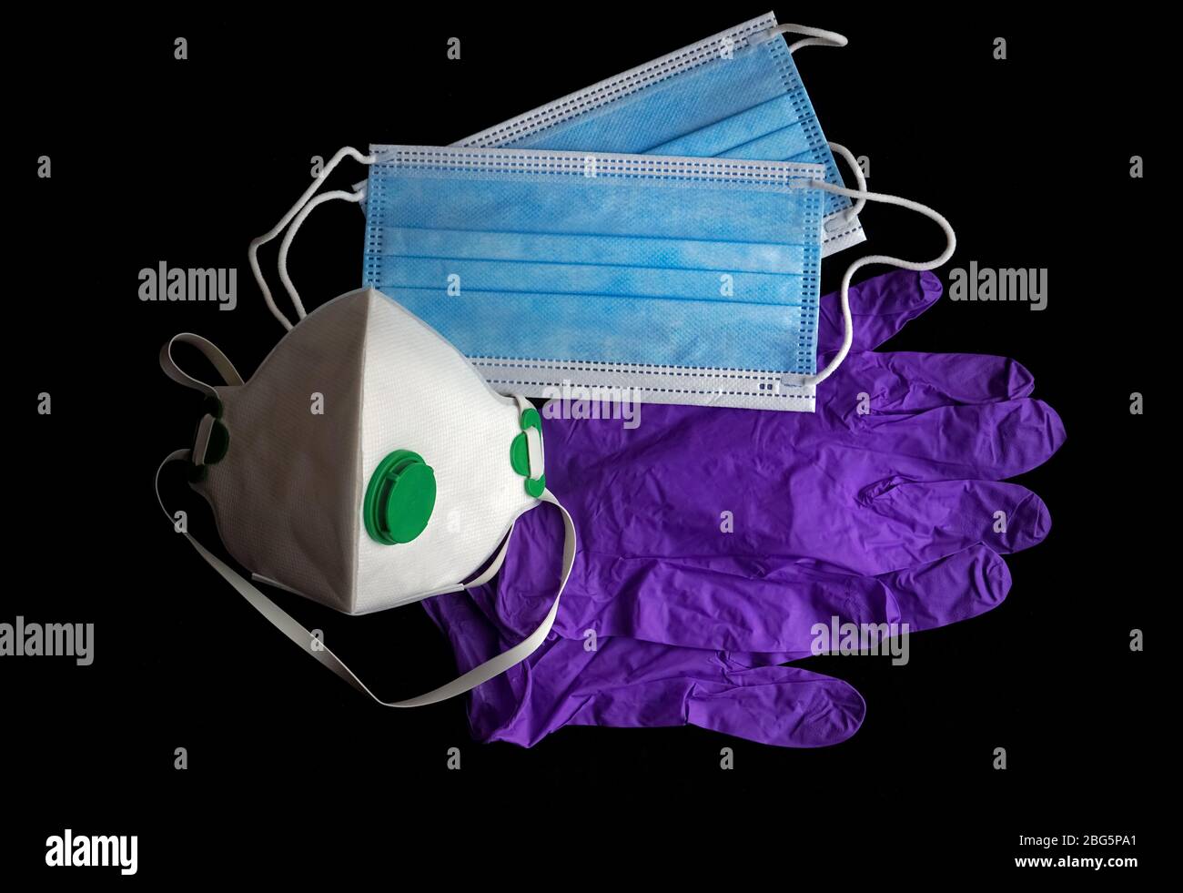Chirurgische Maske, N95 FFP3 Gesichtsmasken und Latexhandschuhe zum Schutz vor Krankheiten, Viren, Coronavirus COVID-19. Persönliche Schutzausrüstung PSA Stockfoto