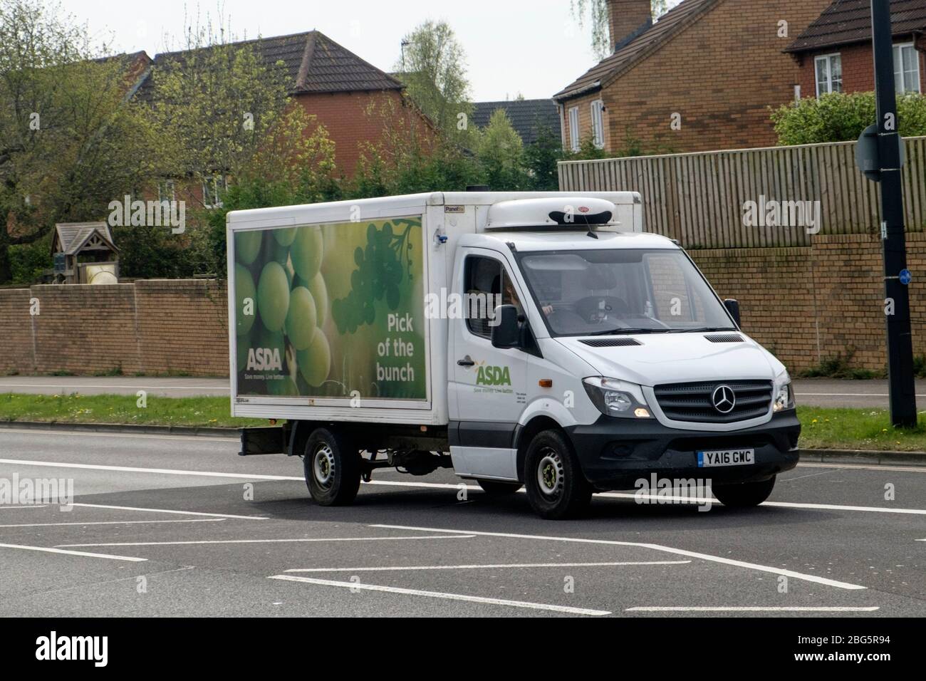 Online-Shopping; Lieferung nach Hause; Lieferwagen; Sperrung; zu Hause bleiben; ASDA; Lieferwagen; Stockfoto