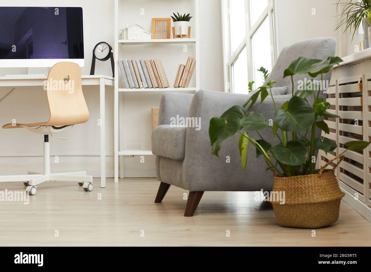 Hintergrundbild von bequemen grauen Sessel in gemütlichen Ecke des modernen skandinavischen Hause mit Pflanzen, kopieren Raum dekoriert Stockfoto