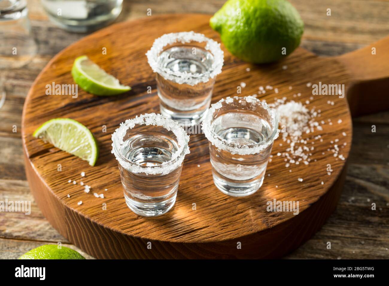 Alkoholische Tequila Shots mit Limette und Salz Stockfoto