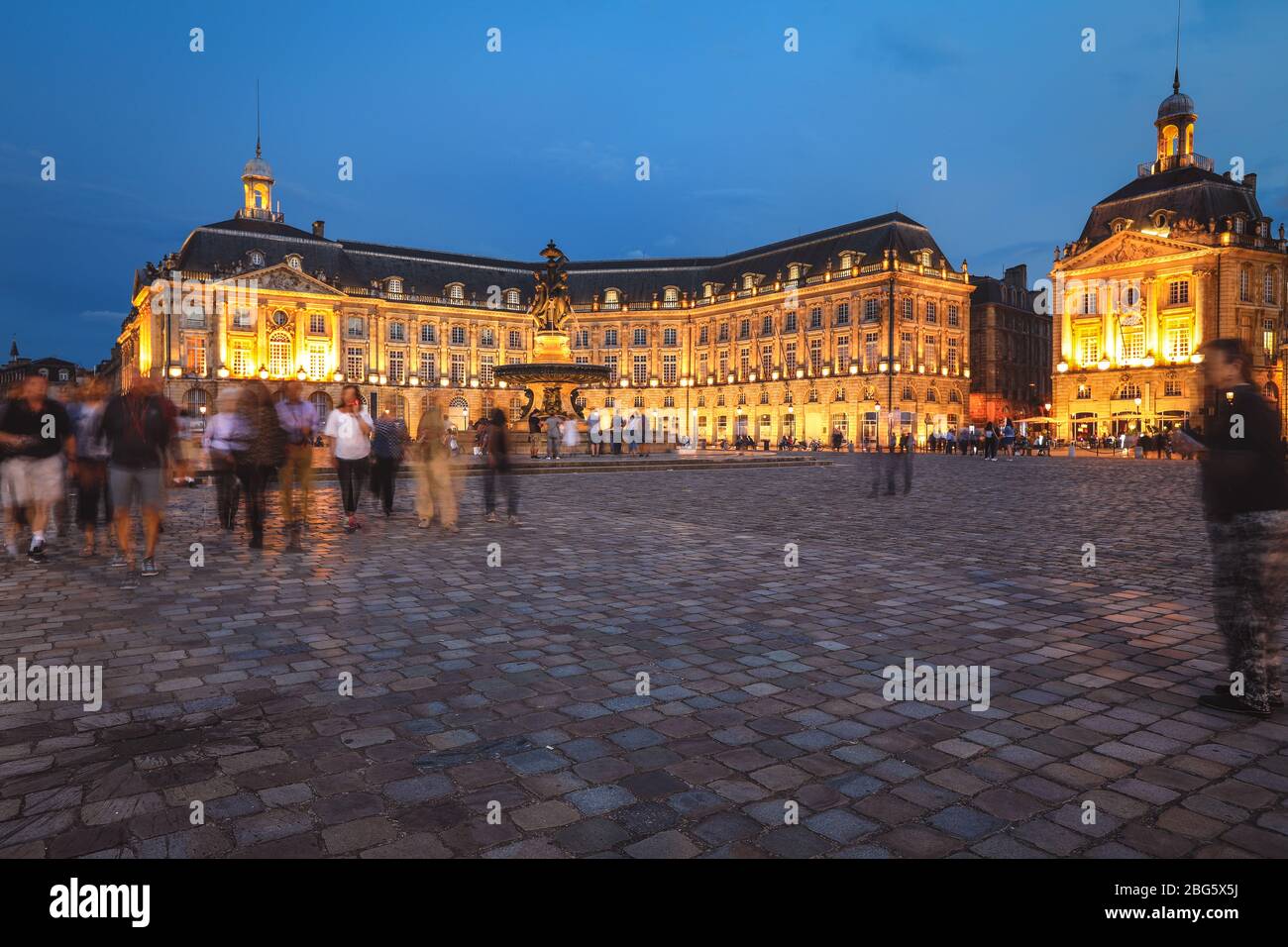 Selektiver Fokus auf das Bauen, Menschen genießen den Besuch Place de la Bourse in der Dämmerung, Place de la Bourse ist einer der bekanntesten Sehenswürdigkeiten von Bordela Stockfoto