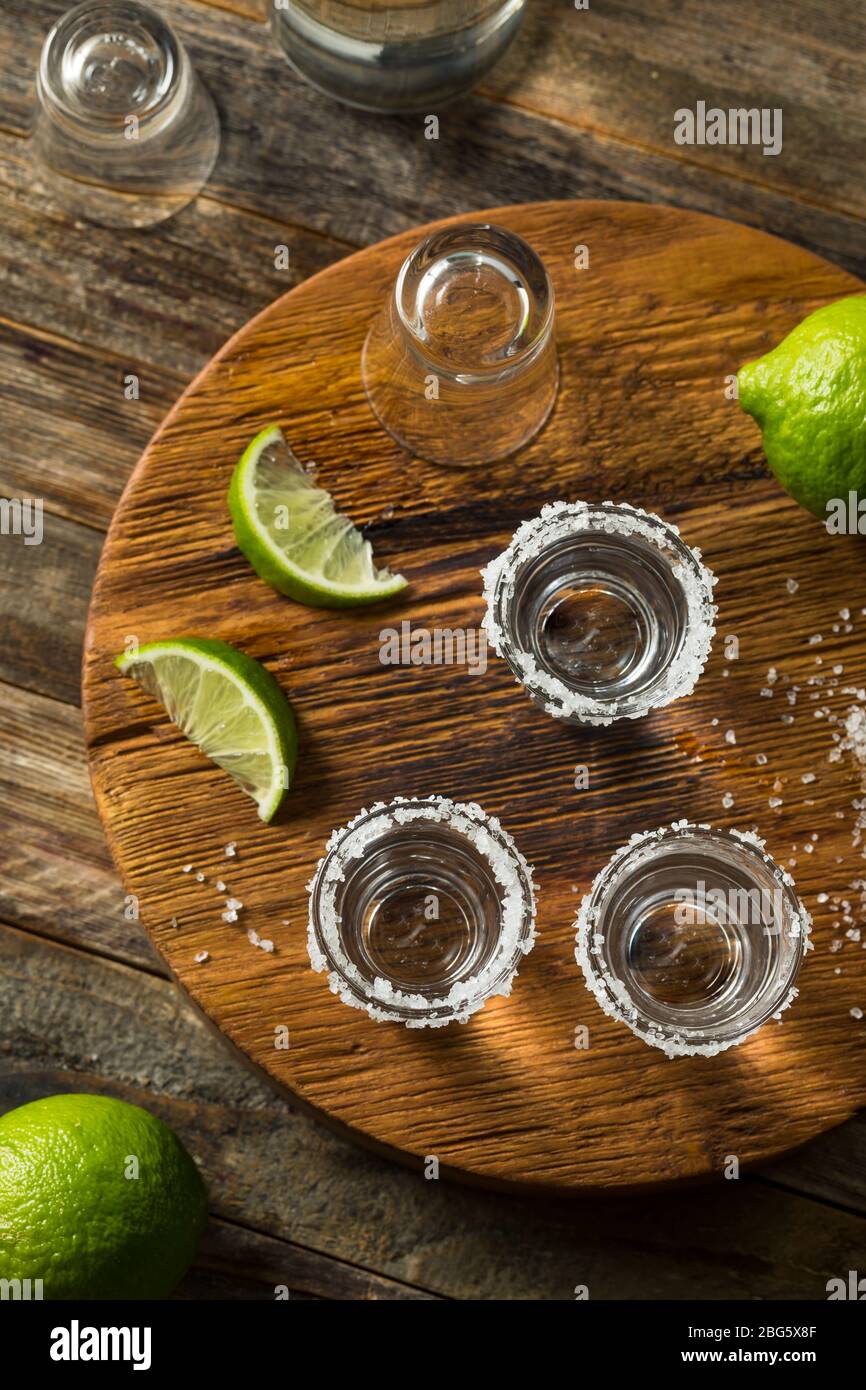 Alkoholische Tequila Shots mit Limette und Salz Stockfoto