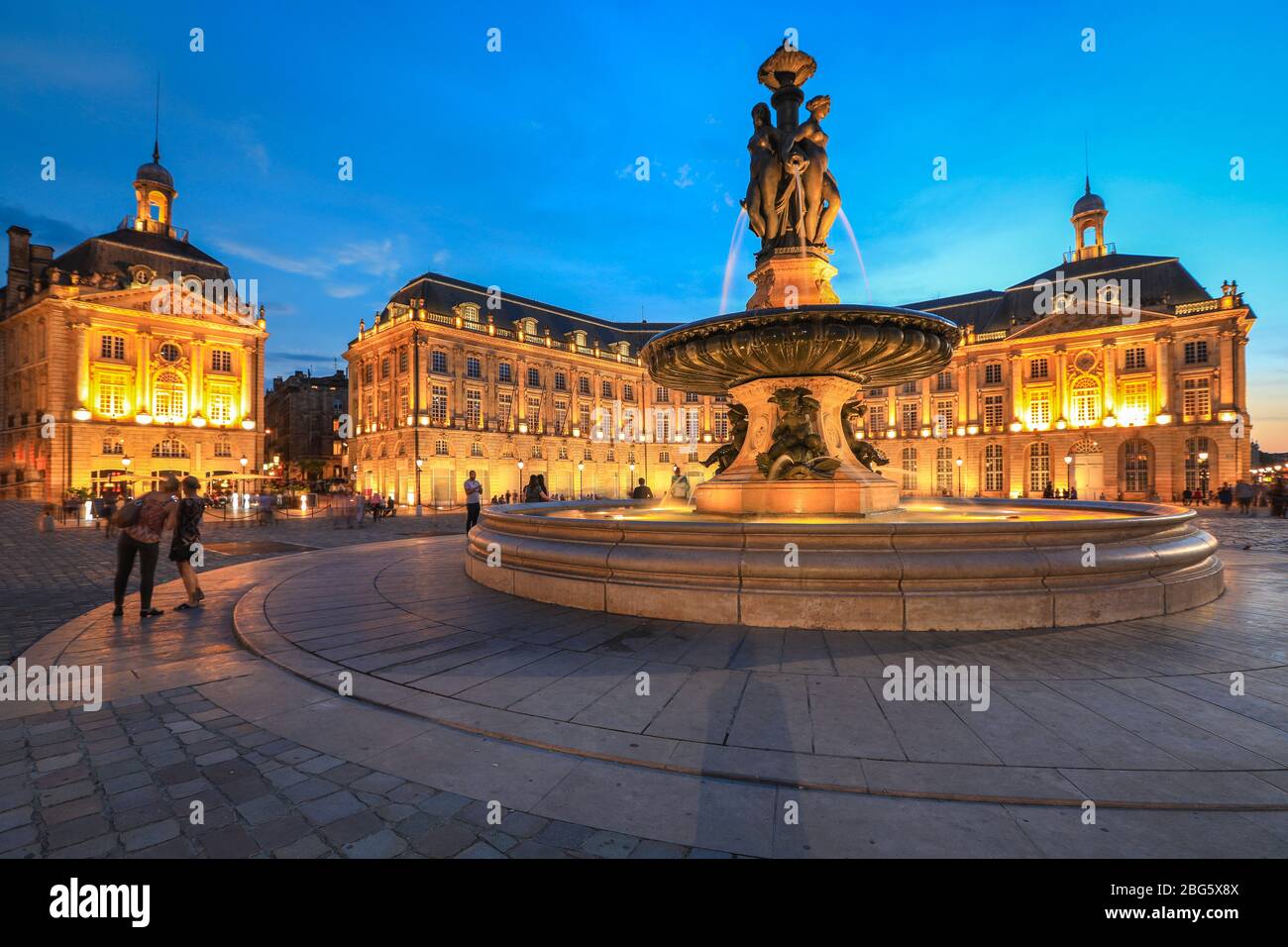 Selektiver Fokus auf das Bauen, Menschen genießen den Besuch Place de la Bourse in der Dämmerung, Place de la Bourse ist einer der bekanntesten Sehenswürdigkeiten von Bordela Stockfoto