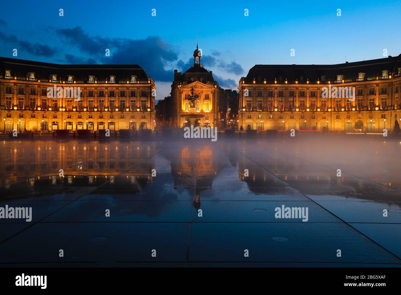 Spiegelbild des Place De La Bourse und der Straßenbahn in Bordeaux, Frankreich. Ein UNESCO-Weltkulturerbe Stockfoto