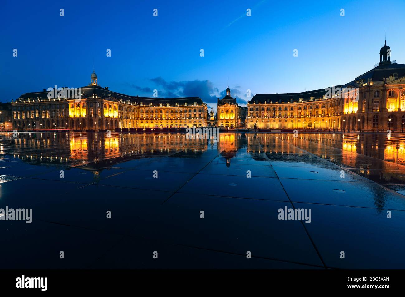 Spiegelbild des Place De La Bourse und der Straßenbahn in Bordeaux, Frankreich. Ein UNESCO-Weltkulturerbe Stockfoto