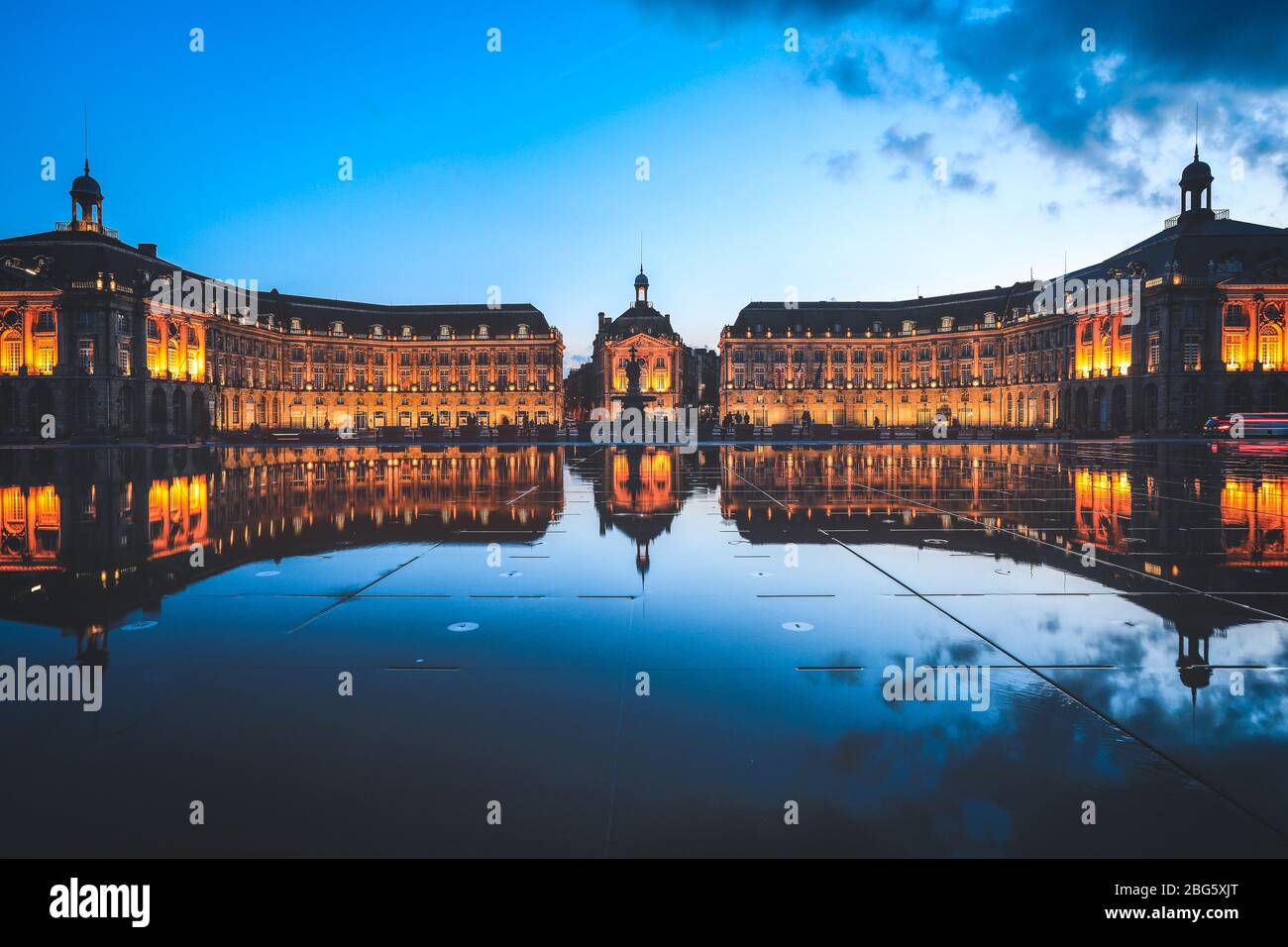 Spiegelbild des Place De La Bourse und der Straßenbahn in Bordeaux, Frankreich. Ein UNESCO-Weltkulturerbe Stockfoto