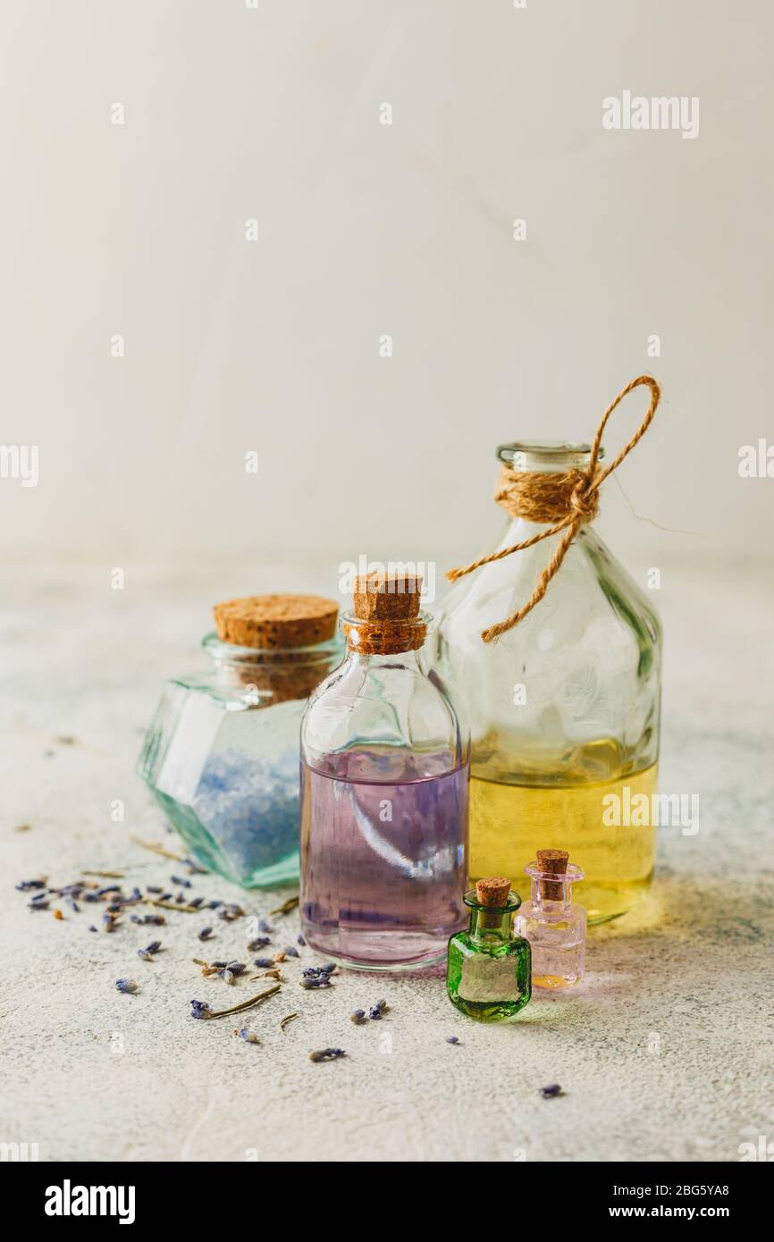 Aromatische Öle in Glasflaschen und trockener Lavendel. Konzept natürliche Ogranic Hautpflege Kosmetik. Stockfoto