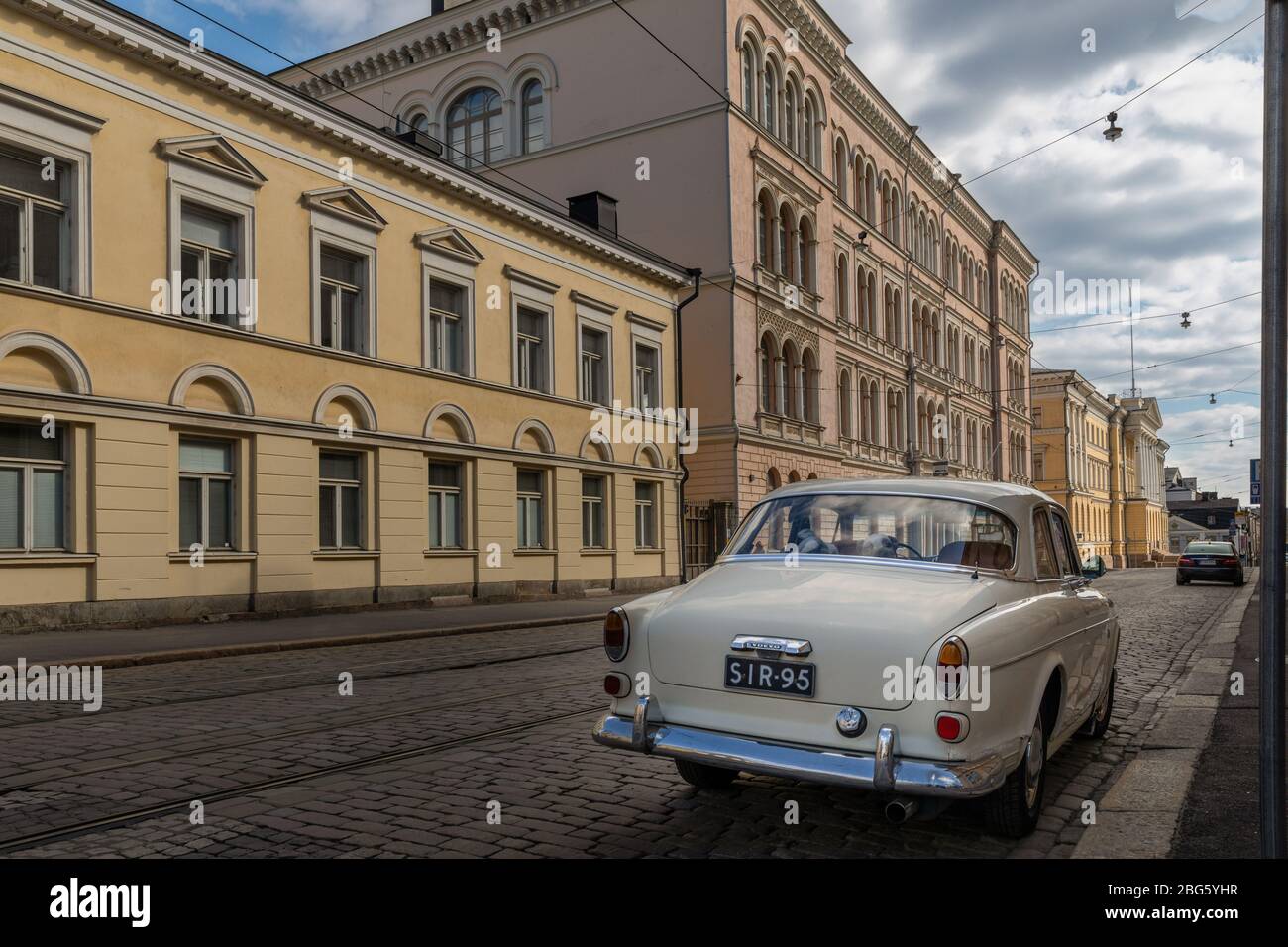 Die Architektur in der Nähe des Senatsplatzes in Helsinki wurde von russischer Architektur beeinflusst. Blick auf die Straße könnte von St.Petersburg sein. Stockfoto