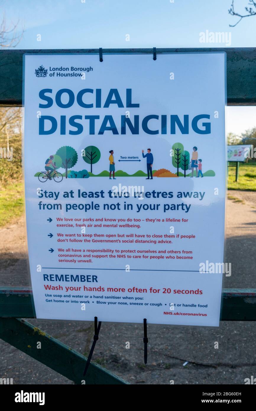 Coronavirus/CoVid-19 öffentliche Informationsschild (London Borough of Hounslow) Aufgesetzt am Eingang zu einem Park in Hounslow, West London, Großbritannien. Stockfoto