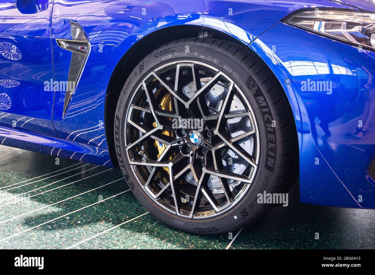 BMW M8 Rad mit Michelin Reifen und gelber Bremsunterstützung. BMW Welt,  München, März 2020 Stockfotografie - Alamy