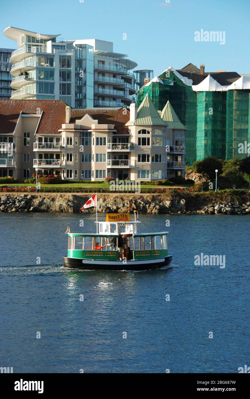 Victoria, Vancouver Island, Kanada - September 2012: Wassertaxi im Hafen mit Wohnungen im Hintergrund in Victoria, BC Stockfoto