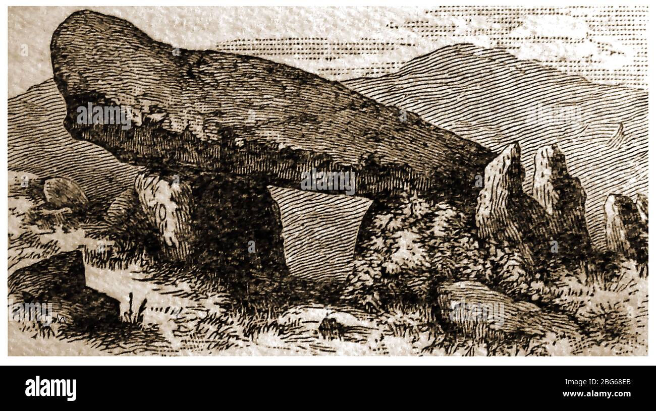 Ein 1900 ergravierter Kilternan (Kiltiernan) megalithischer Dolmen, Dublin, Irland (örtlich als Giant's Grave bekannt) gilt als der zweitschwerste Kappenstein Irlands (neben dem Brownshill Dolmen in Carlow), der noch existiert, aber in einem stärker eingestürzten Zustand ist. Die meisten ähnlichen Portalgräber zeigen Ost-West, was die aufgehende und untergehende Sonne bedeutet, aber dieses zeigt in Richtung Little Sugar Loaf Mountain, einmal ein heiliger Ort, ist der Dolmen auf privatem Land, das Erlaubnis zum Besuch benötigt. Stockfoto