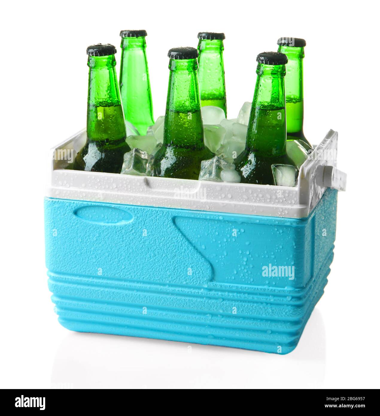 Flaschen Bier mit Eiswürfeln im Mini-Kühlschrank, isoliert auf weiß  Stockfotografie - Alamy