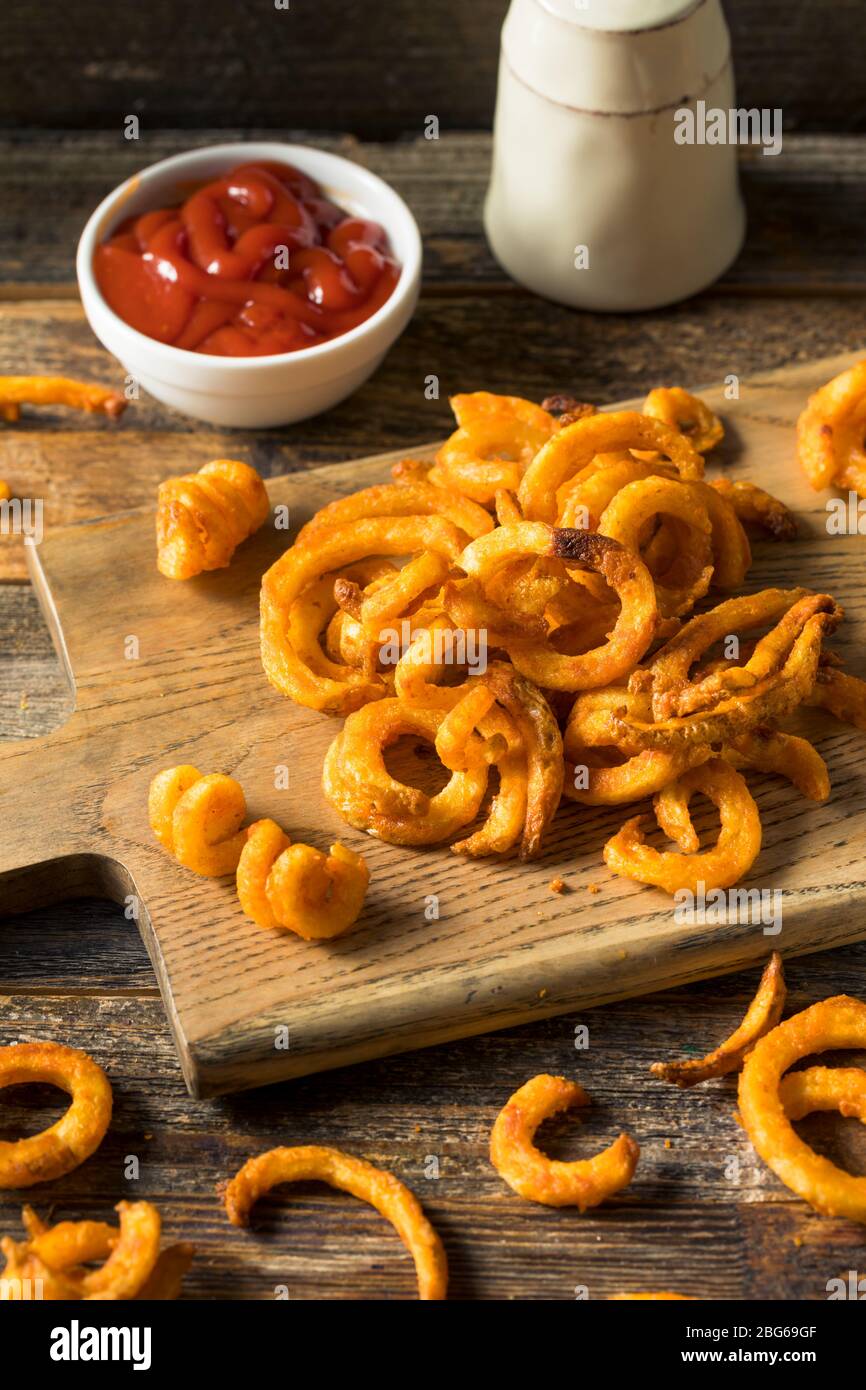 Hausgemachte gewürzte Curly Pommes mit Ketchup Stockfoto