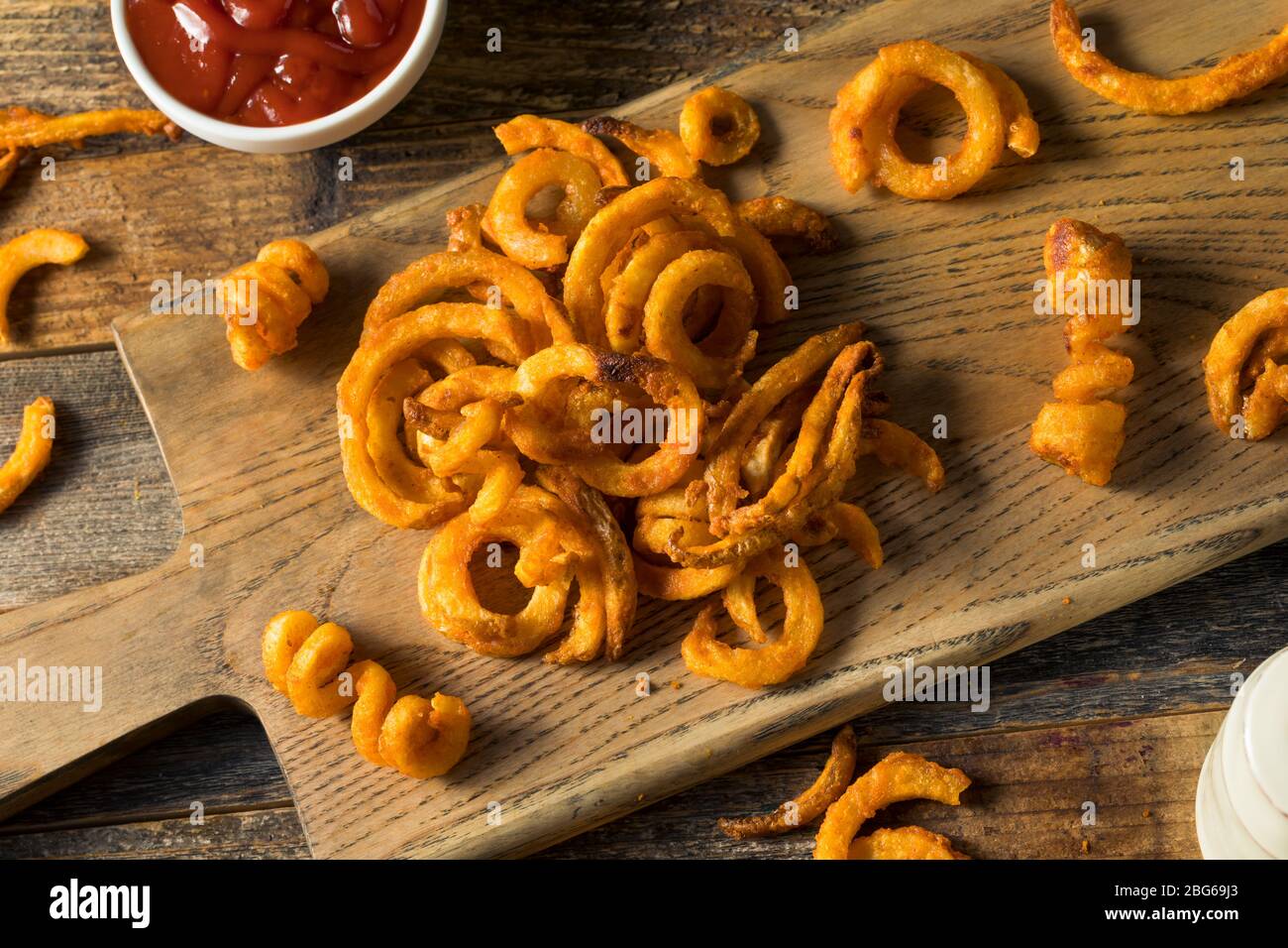 Hausgemachte gewürzte Curly Pommes mit Ketchup Stockfoto