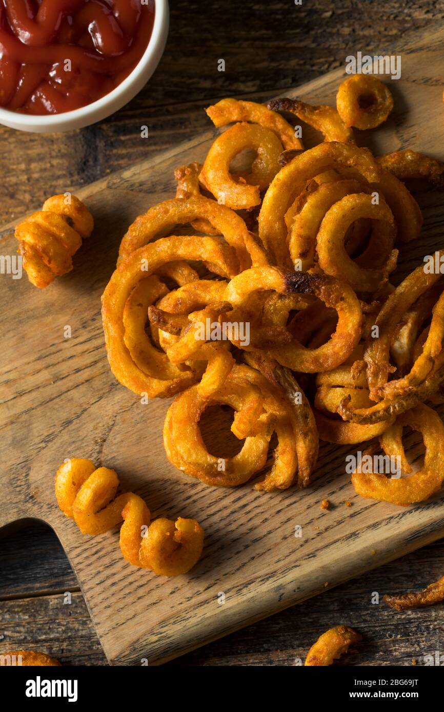 Hausgemachte gewürzte Curly Pommes mit Ketchup Stockfoto