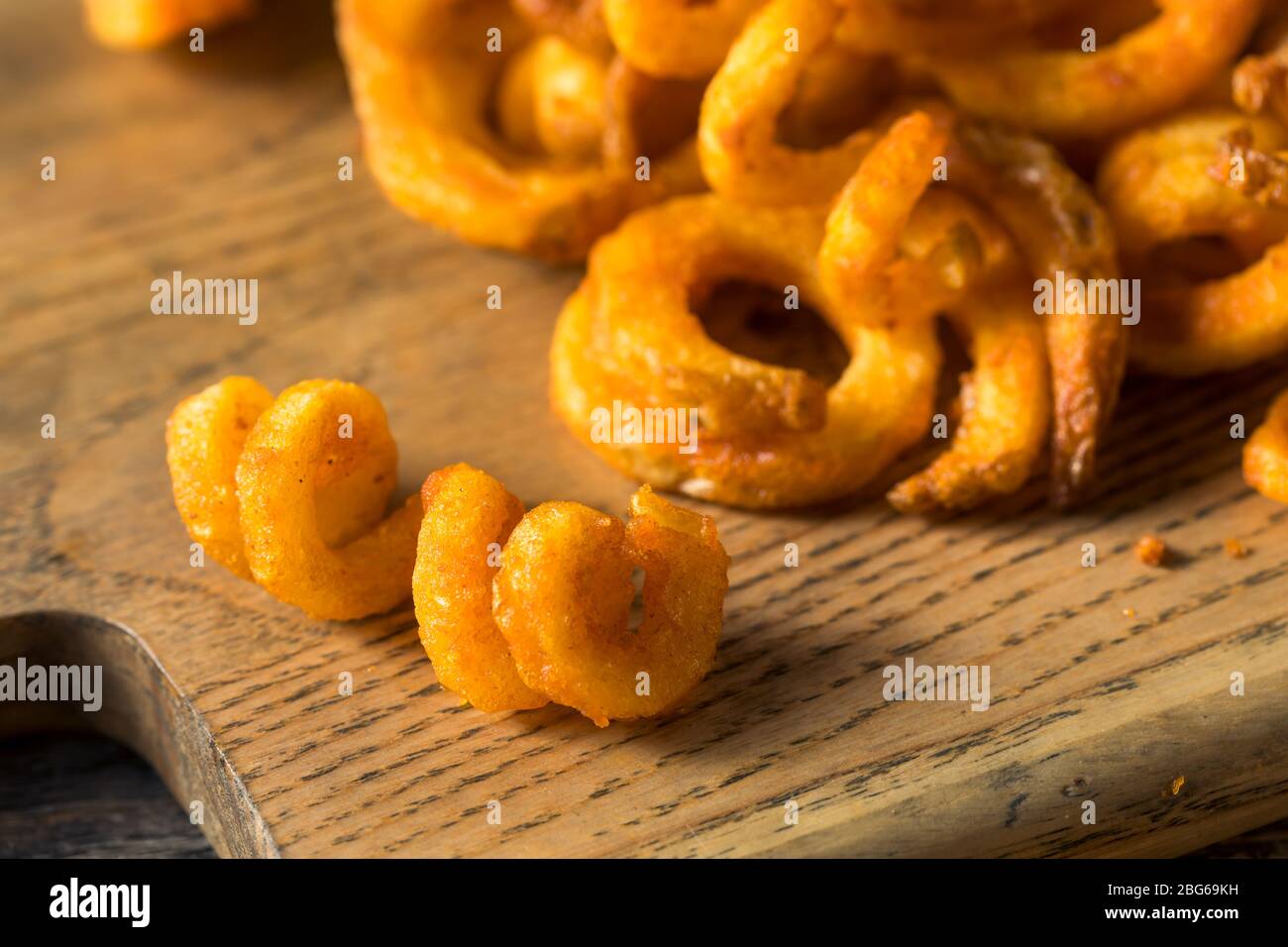 Hausgemachte gewürzte Curly Pommes mit Ketchup Stockfoto