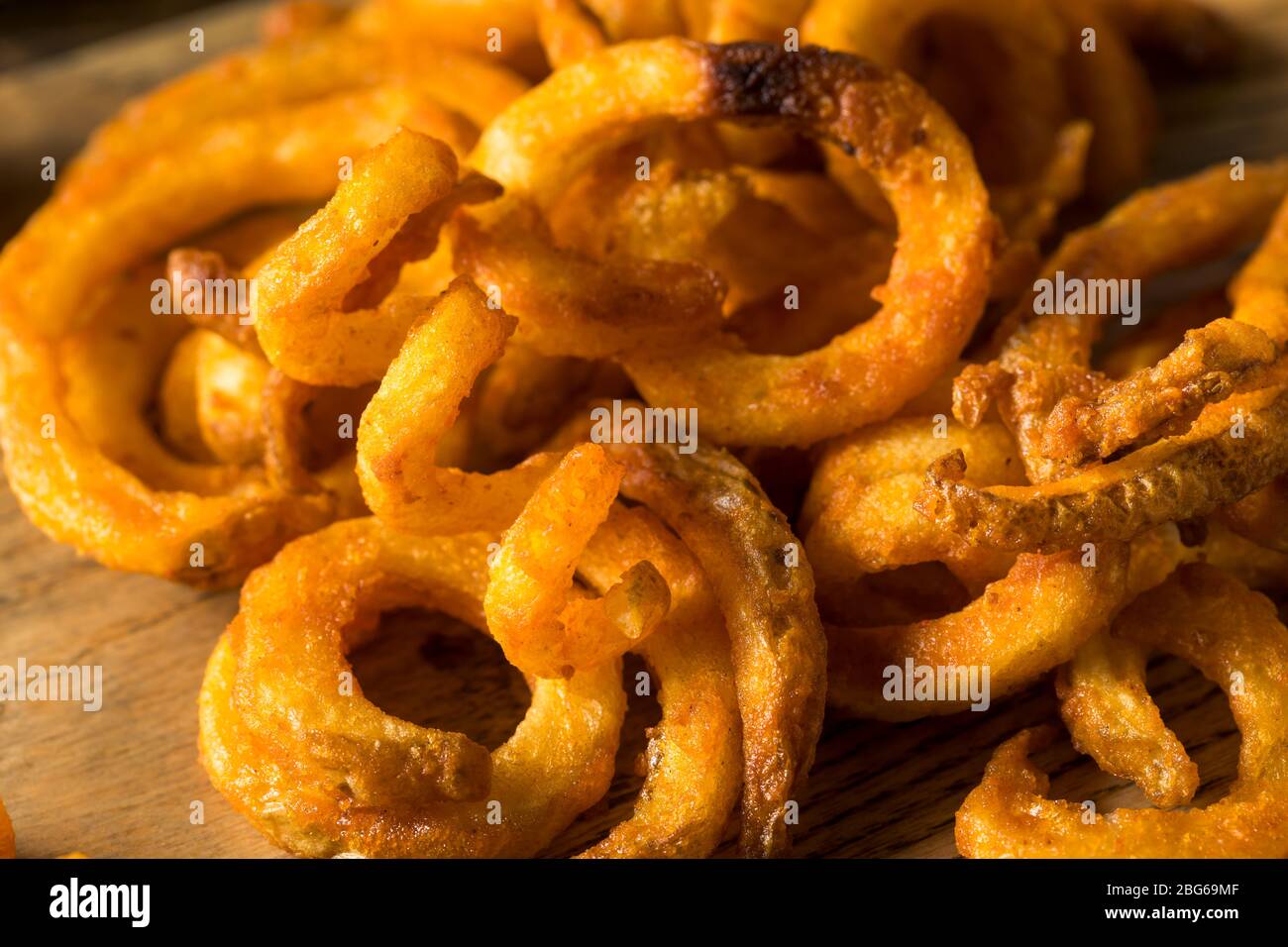 Hausgemachte gewürzte Curly Pommes mit Ketchup Stockfoto