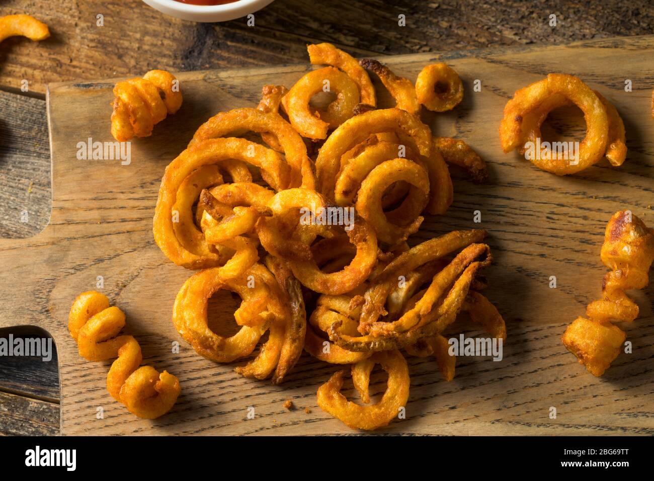 Hausgemachte gewürzte Curly Pommes mit Ketchup Stockfoto