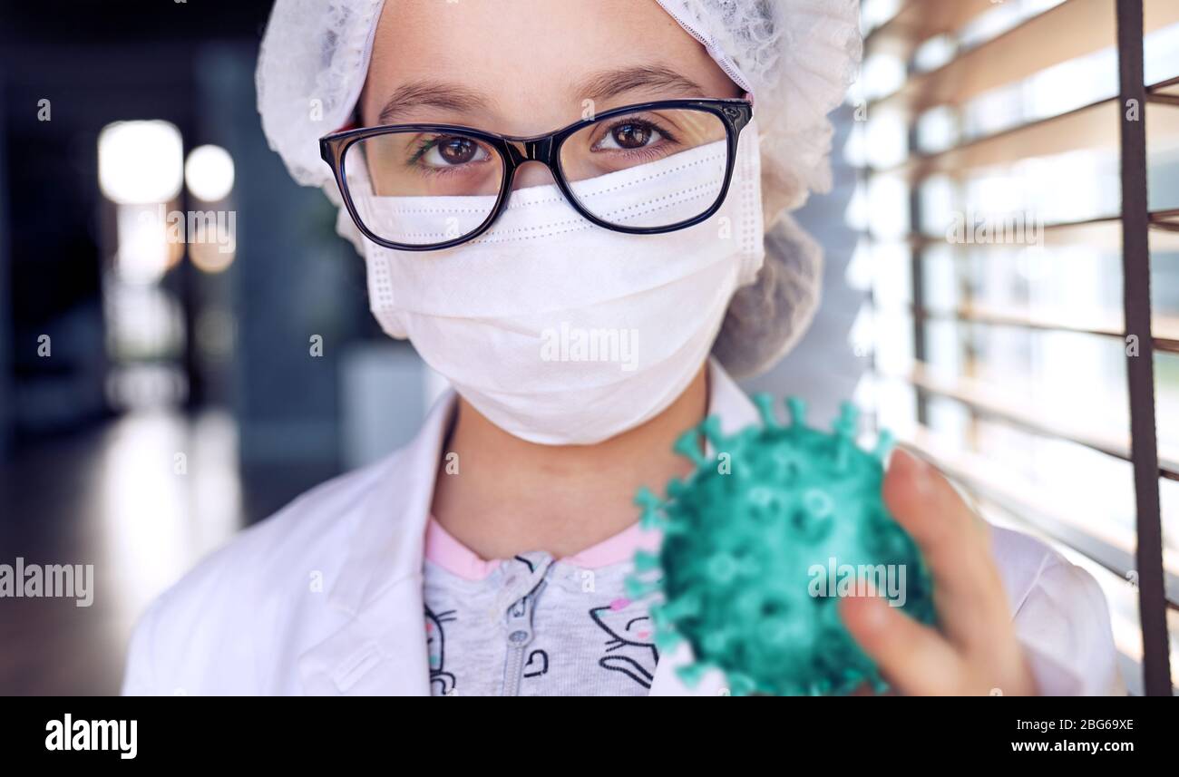 Portait eines jungen, müden Arztes während einer Epidemie Stockfoto