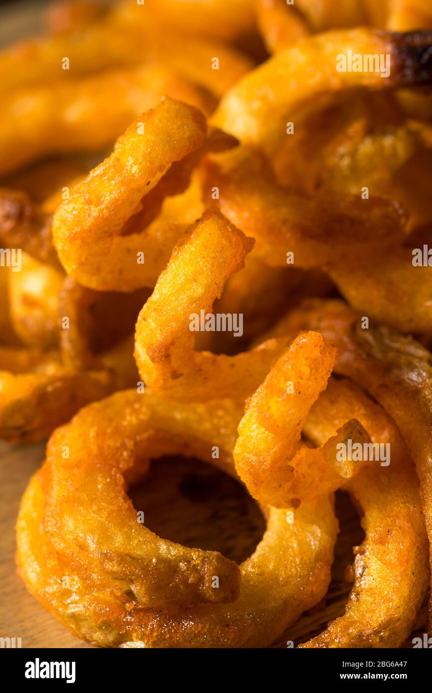 Hausgemachte gewürzte Curly Pommes mit Ketchup Stockfoto