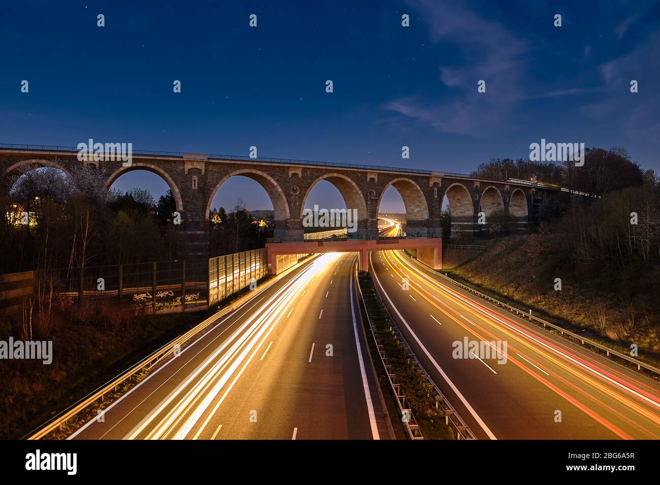 Viadukt Eisenbahnbrücke bei Nacht lange Zeit Exposition Autobahn Chemnitz , Deutschland Stockfoto