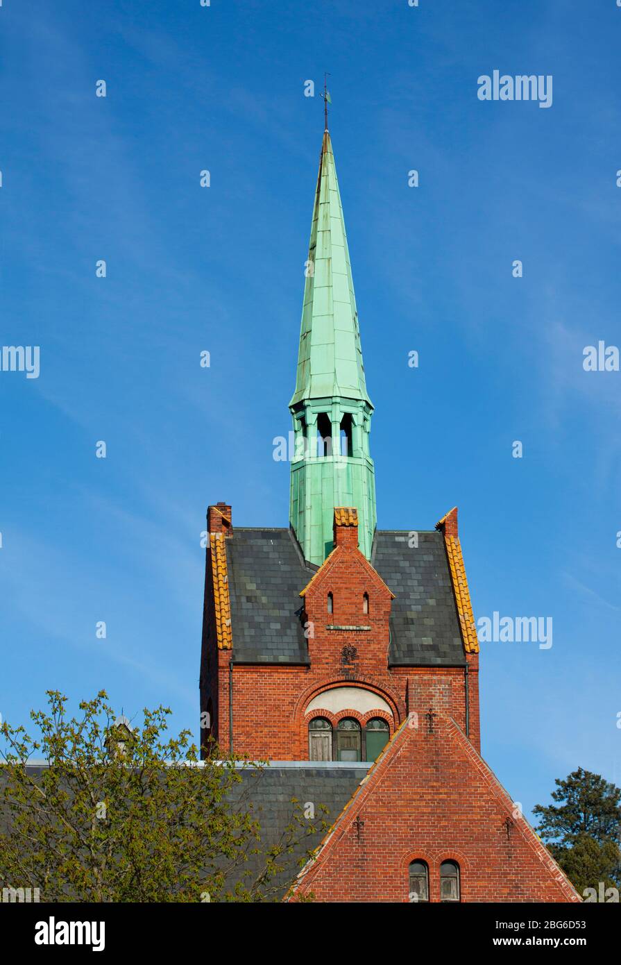 Altes spitzen Kirchturm Kupferdach in einer Kirche mit grün verdigrised Patina Dach aus Kirche in Europa mit blauem Himmel Hintergrund. Bild aus Kopenhagen, Stockfoto