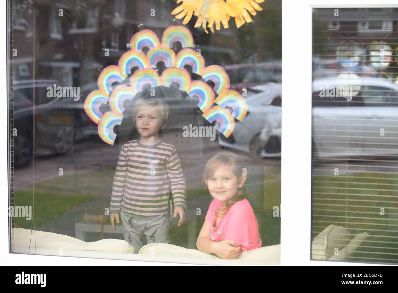 Regenbögen werden von Kindern an Fenster geklebt, um Dankbarkeit und Unterstützung für die Beschäftigten im Gesundheitswesen in der Gemeinde zu zeigen Stockfoto