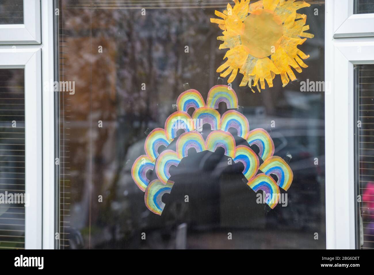 Regenbögen werden von Kindern an Fenster geklebt, um Dankbarkeit und Unterstützung für die Beschäftigten im Gesundheitswesen in der Gemeinde zu zeigen Stockfoto